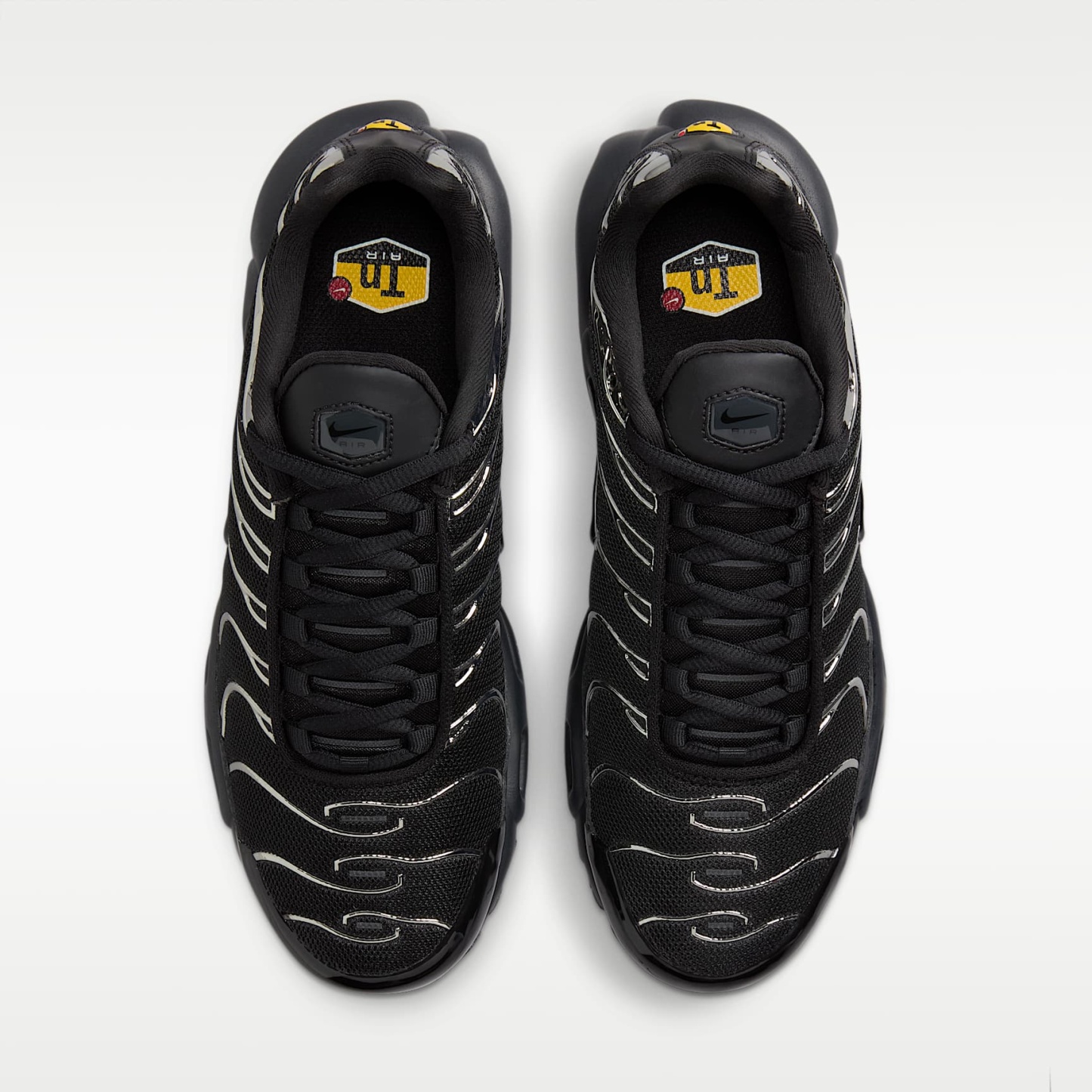 Nike Air Max Plus SE Schuh (Damen) – Schwarz/Metallic Silver/Laser Crimson/Off Noir