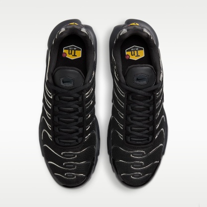 Nike Air Max Plus SE Schuh (Damen) – Schwarz/Metallic Silver/Laser Crimson/Off Noir