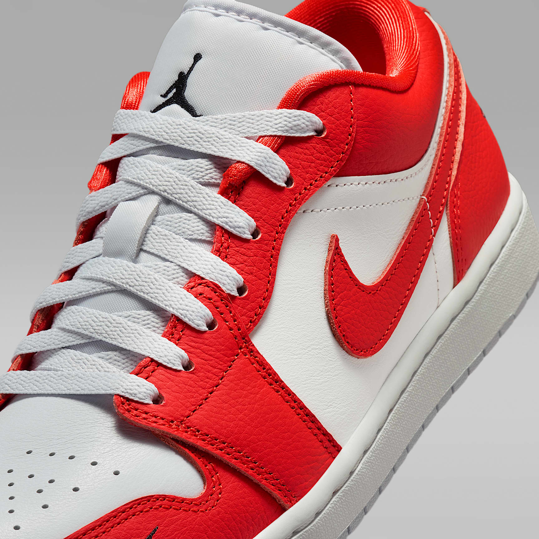 Air Jordan 1 Low SE Herrenschuh – Chile Red/Summit White/Pure Platinum/Schwarz