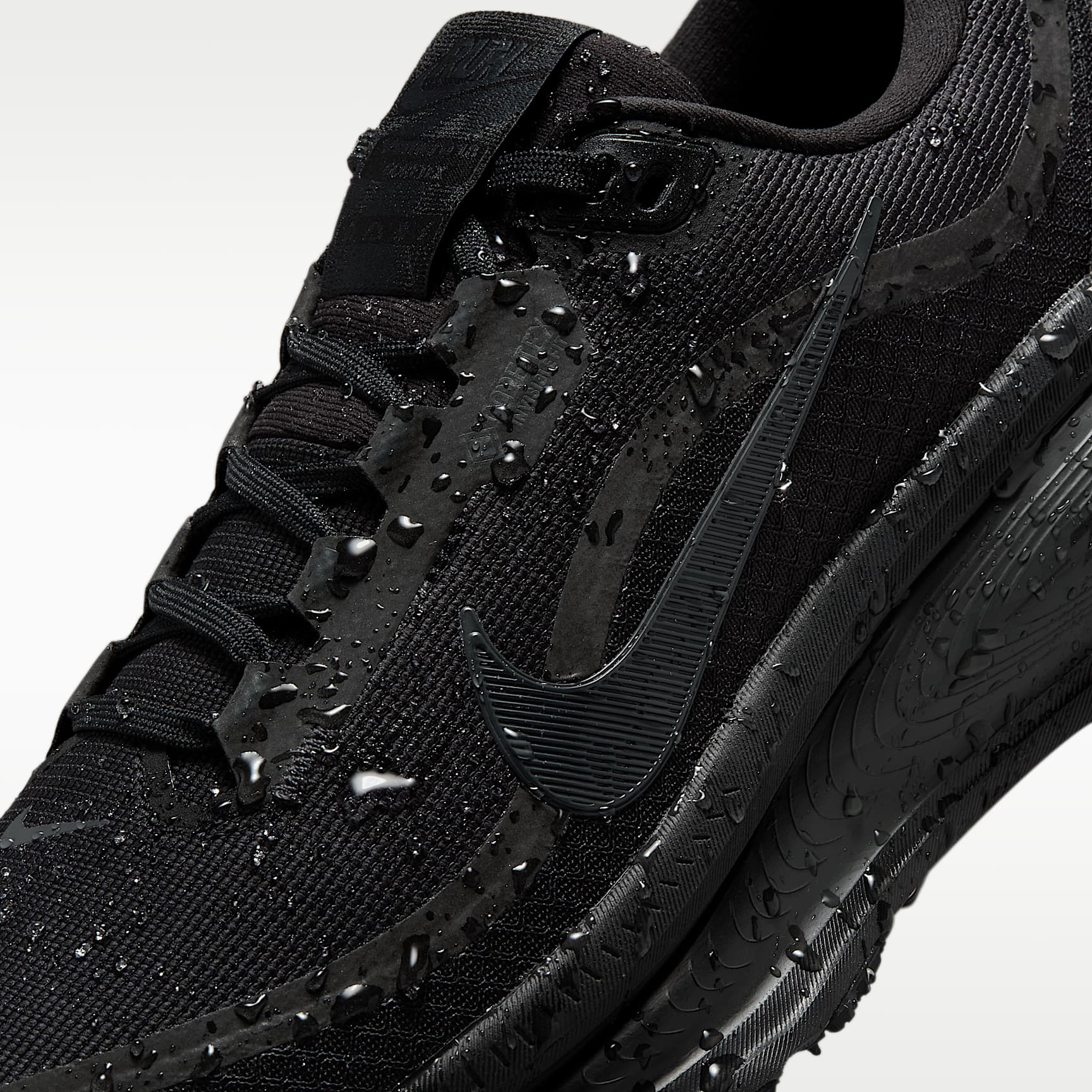 Nike Vomero 18 GORE-TEX Wasserdichter Straßenlaufschuh mit reflektierenden Designakzenten (Damen) – Schwarz/Anthracite