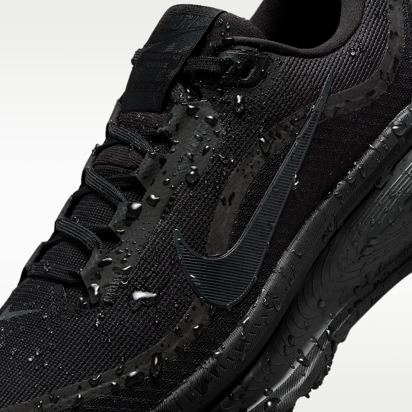 Nike Vomero 18 GORE-TEX Wasserdichter Straßenlaufschuh mit reflektierenden Designakzenten (Damen) – Schwarz/Anthracite