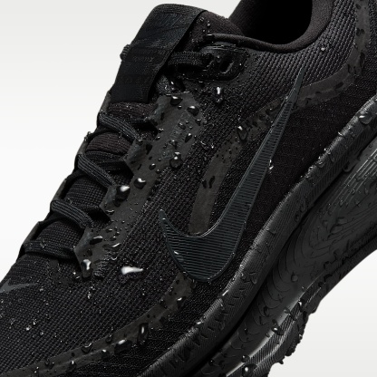Nike Vomero 18 GORE-TEX Wasserdichter Straßenlaufschuh mit reflektierenden Designakzenten (Damen) – Schwarz/Anthracite