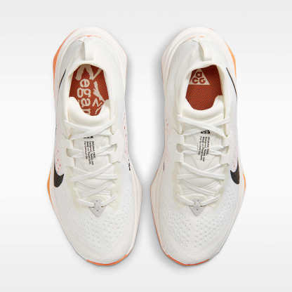 ACG Zegama Trail Traillaufschuh (Damen) – Summit White/Phantom/Safety Orange/Schwarz