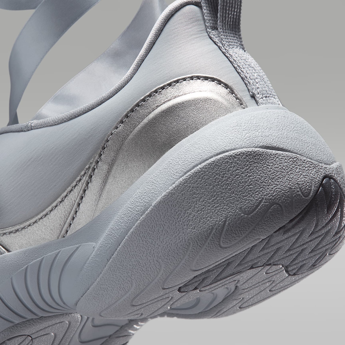 Jordan Pointe Schuh (Damen) – Metallic Silver/Smoke Grey/Photon Dust