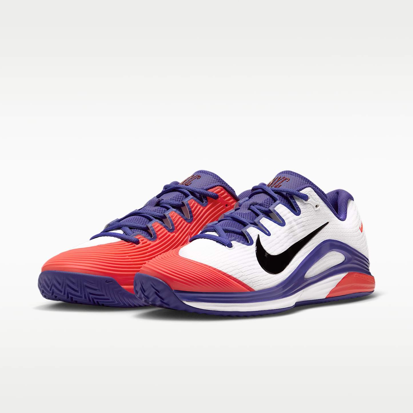 Nike Vapor 12 PRM Tennisschuhe für Clay Courts (Herren) – Weiß/Dark Concord/Bright Crimson/Burgundy Ash