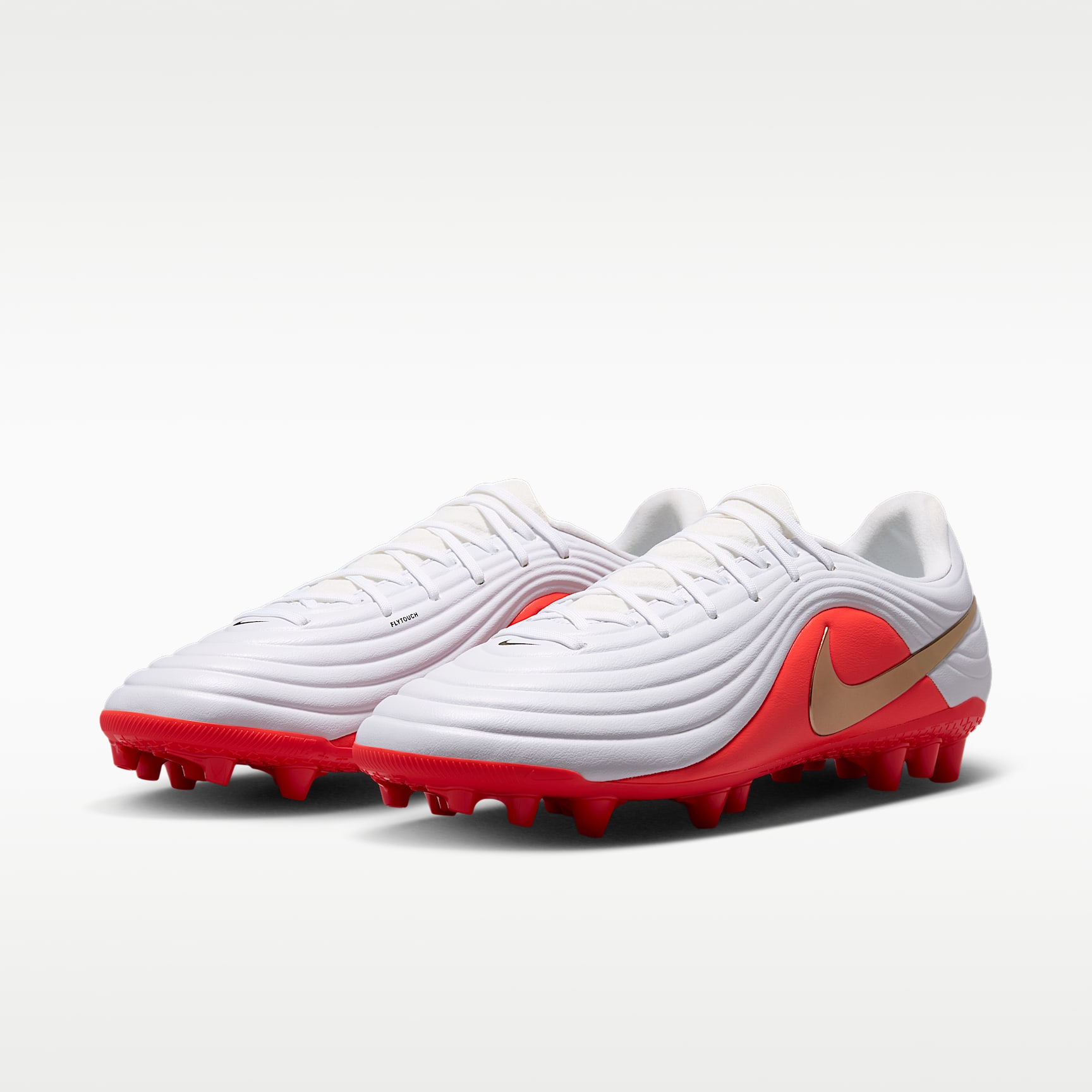 Nike Tiempo Maestro Academy Low Top Fußballschuh für Kunstrasen – Weiß/Bright Crimson/Blur