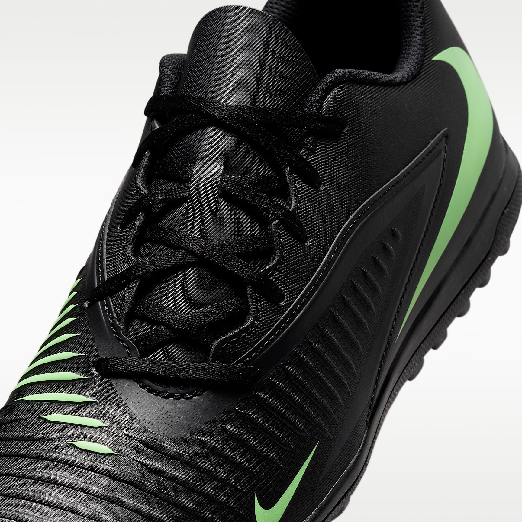 Nike Phantom 6 Low Club Fußballschuh für Turf – Schwarz/Schwarz/Illusion Green