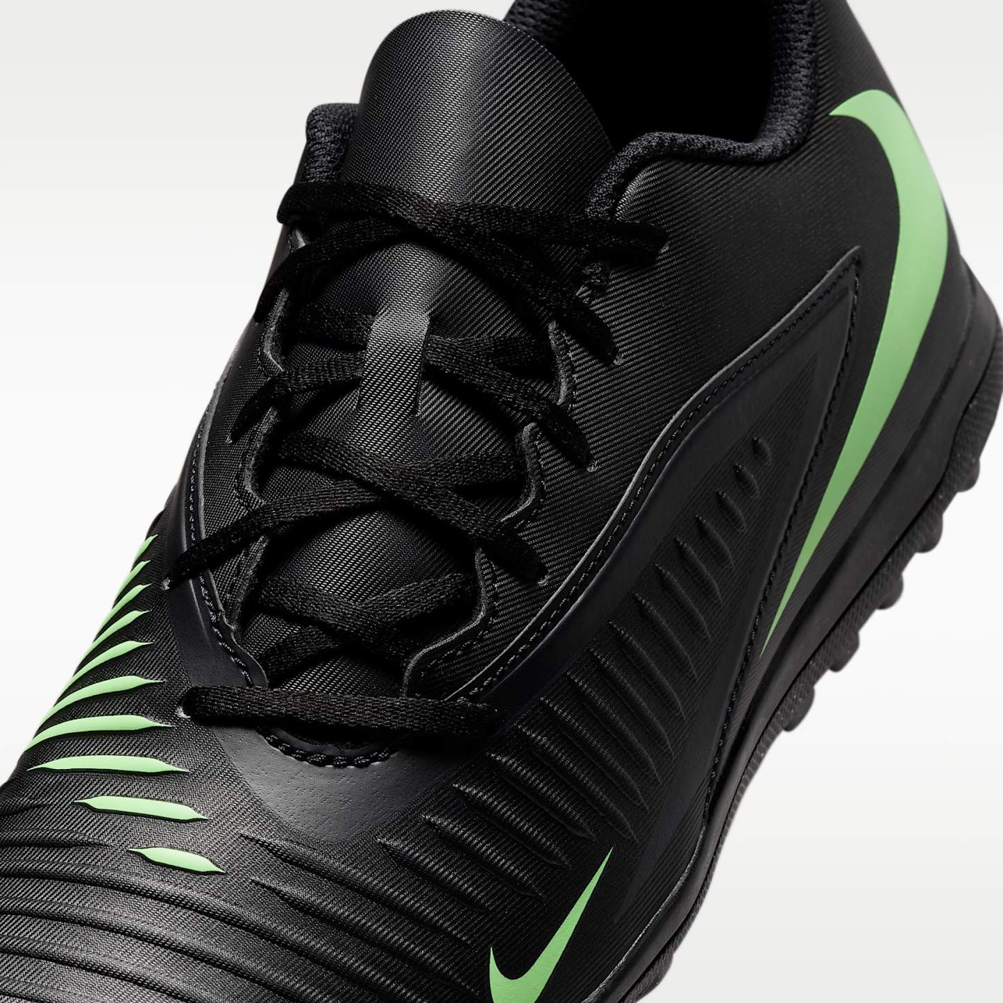 Nike Phantom 6 Low Club Fußballschuh für Turf – Schwarz/Schwarz/Illusion Green