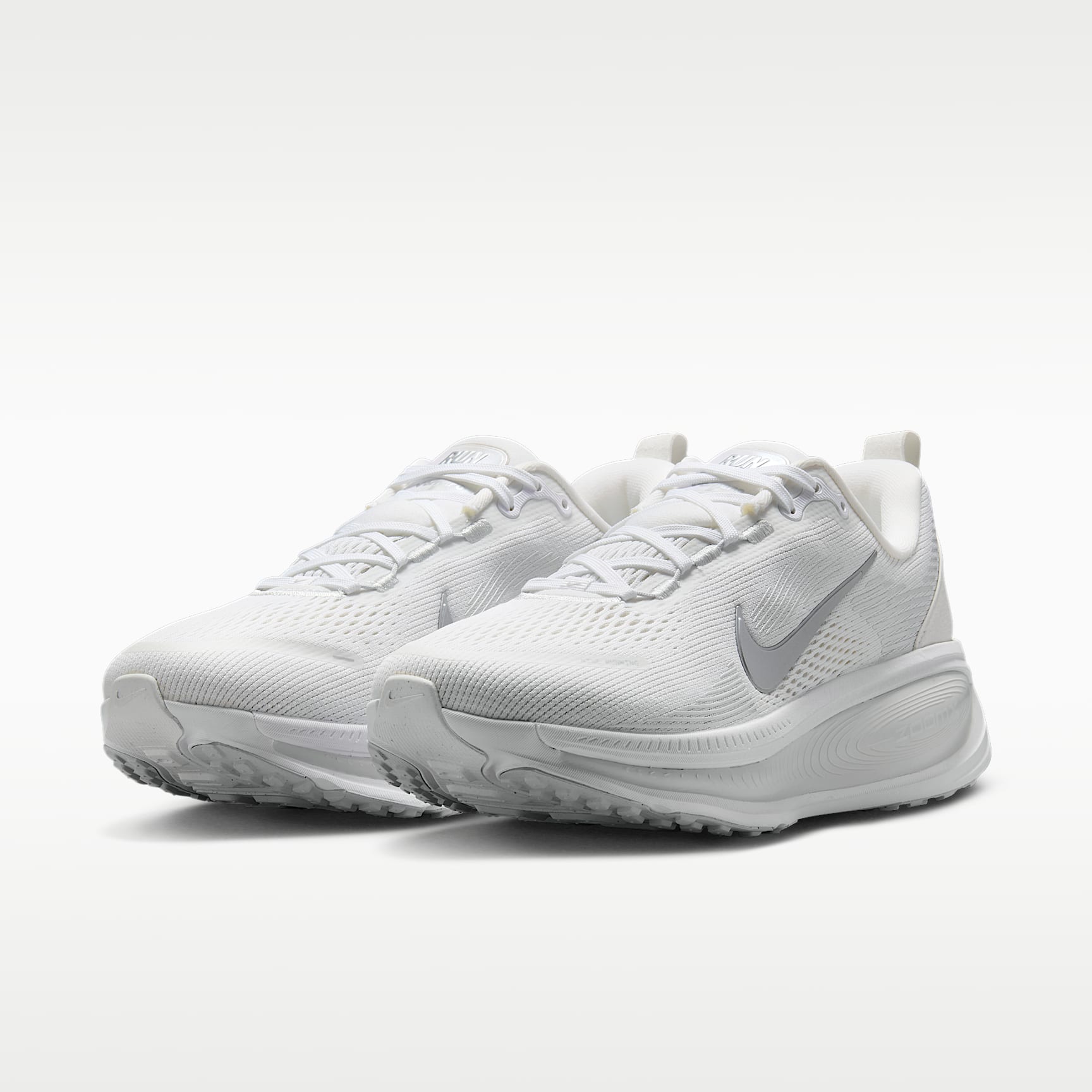 Nike Vomero 18 Straßenlaufschuh (Damen) – Weiß/Photon Dust/Summit White/Metallic Silver