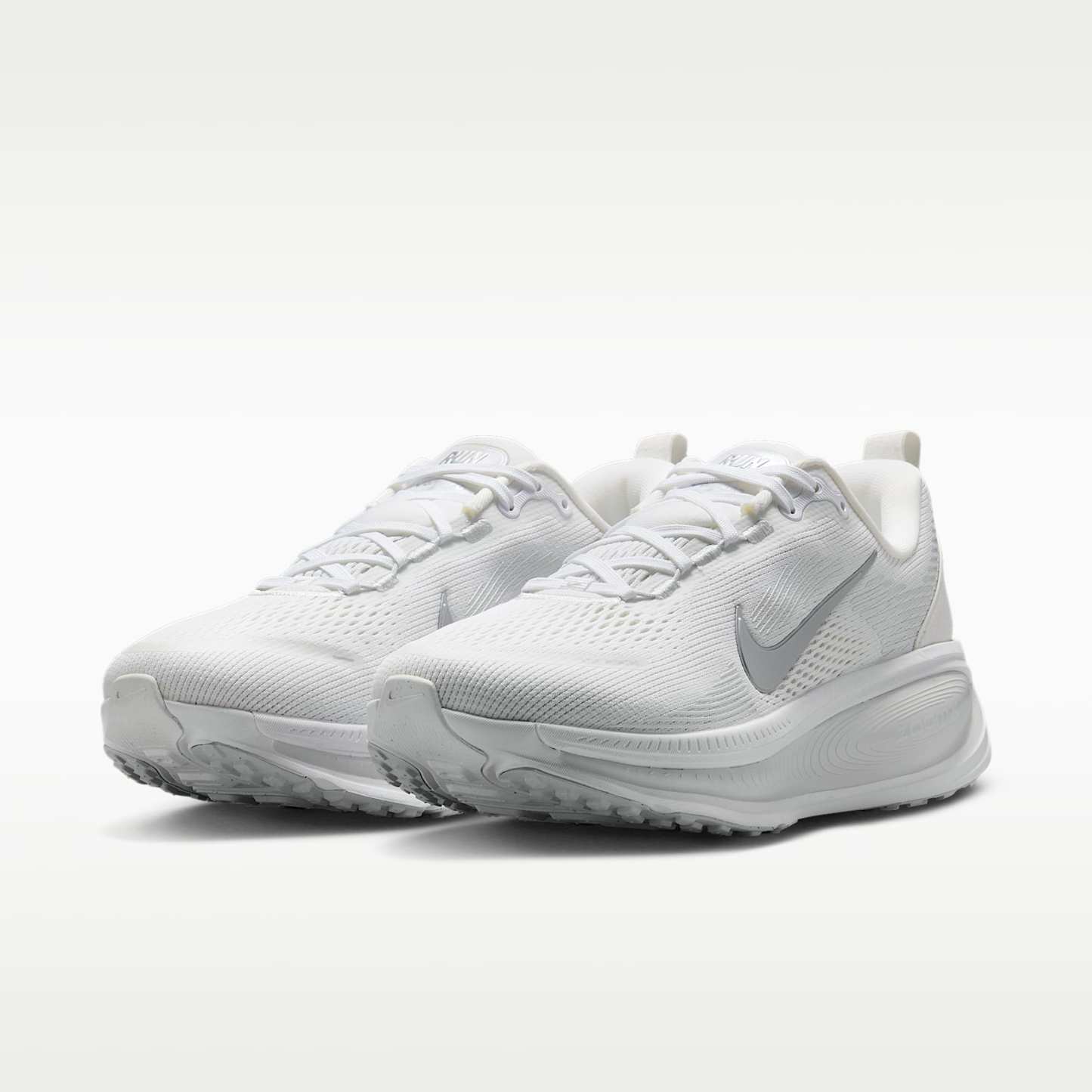 Nike Vomero 18 Straßenlaufschuh (Damen) – Weiß/Photon Dust/Summit White/Metallic Silver