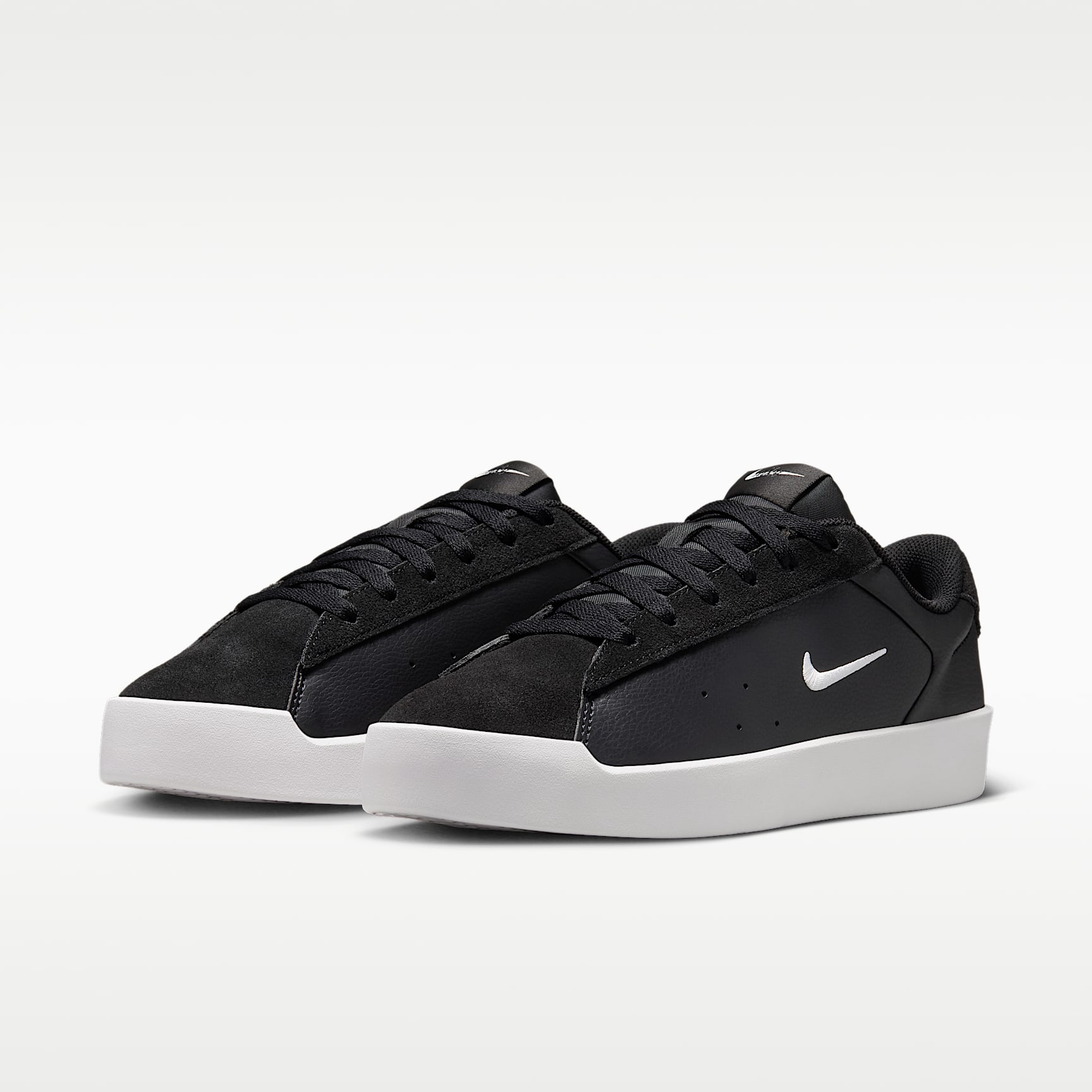 Nike Court Heritage Damenschuh – Schwarz/Schwarz/Weiß