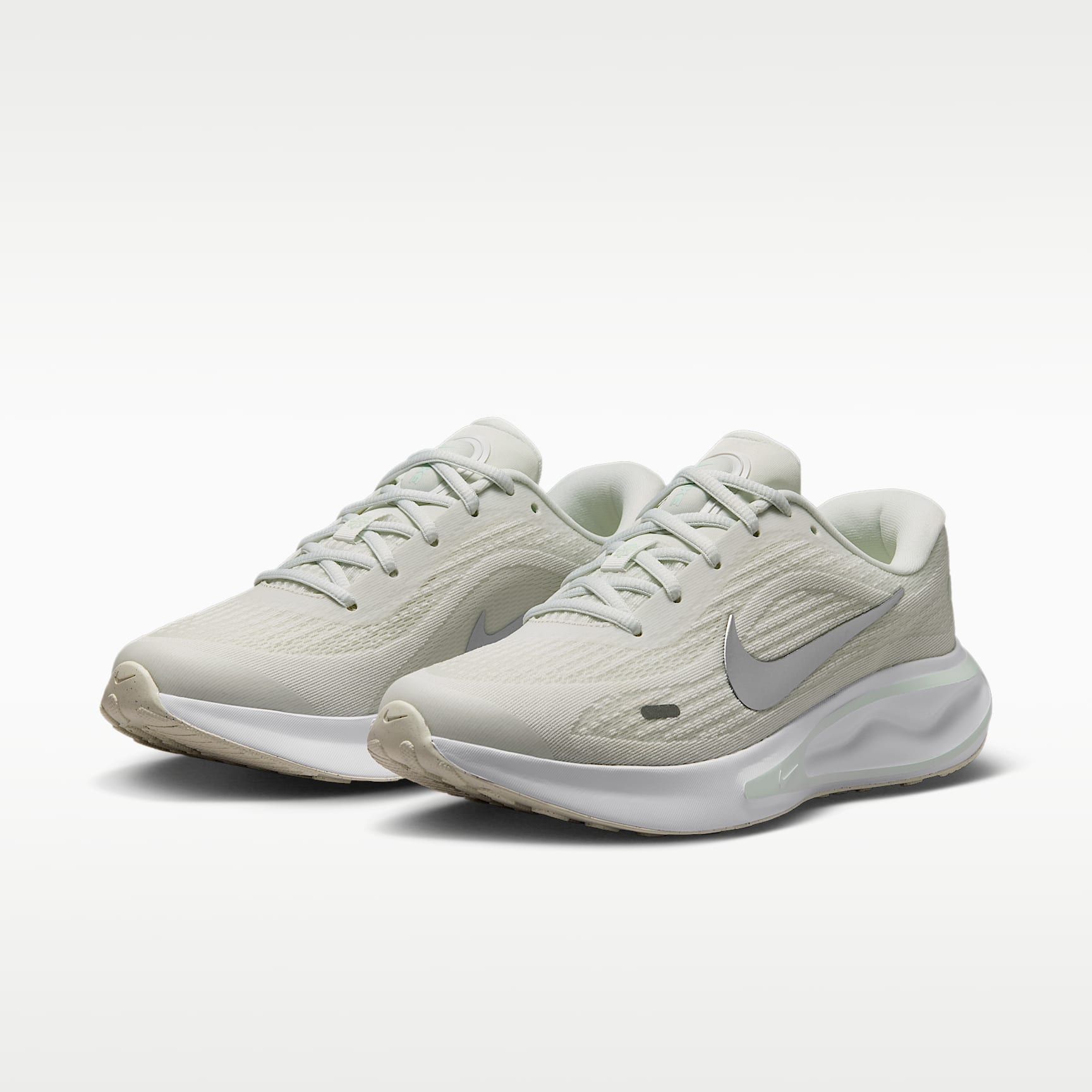 Nike Journey Run Straßenlaufschuh für Damen – Summit White/Barely Green/Weiß/Metallic Silver