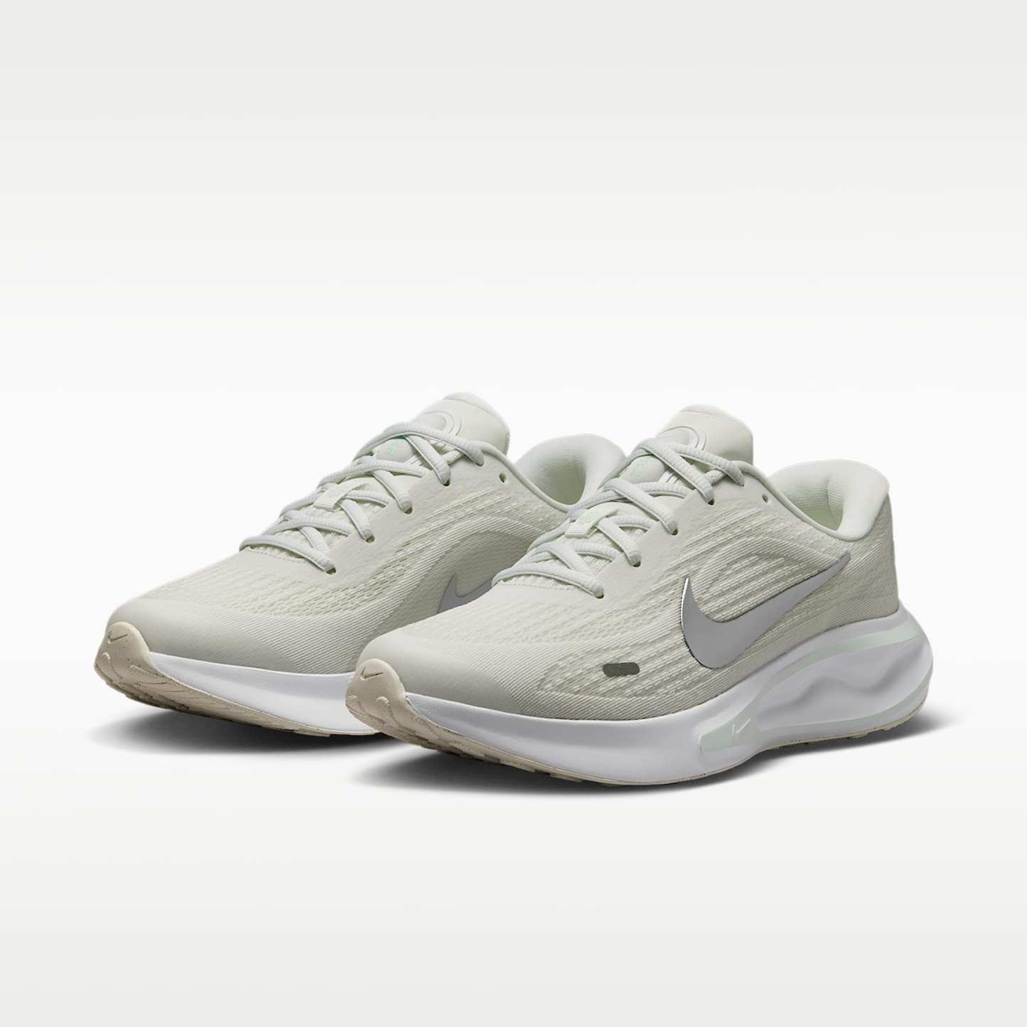 Nike Journey Run Straßenlaufschuh für Damen – Summit White/Barely Green/Weiß/Metallic Silver