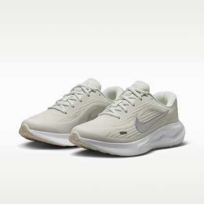Nike Journey Run Straßenlaufschuh für Damen – Summit White/Barely Green/Weiß/Metallic Silver