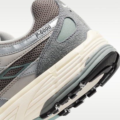 Nike P-6000 Schuh – Flat Pewter/Light Iron Ore/Metallic Silver/Weiß