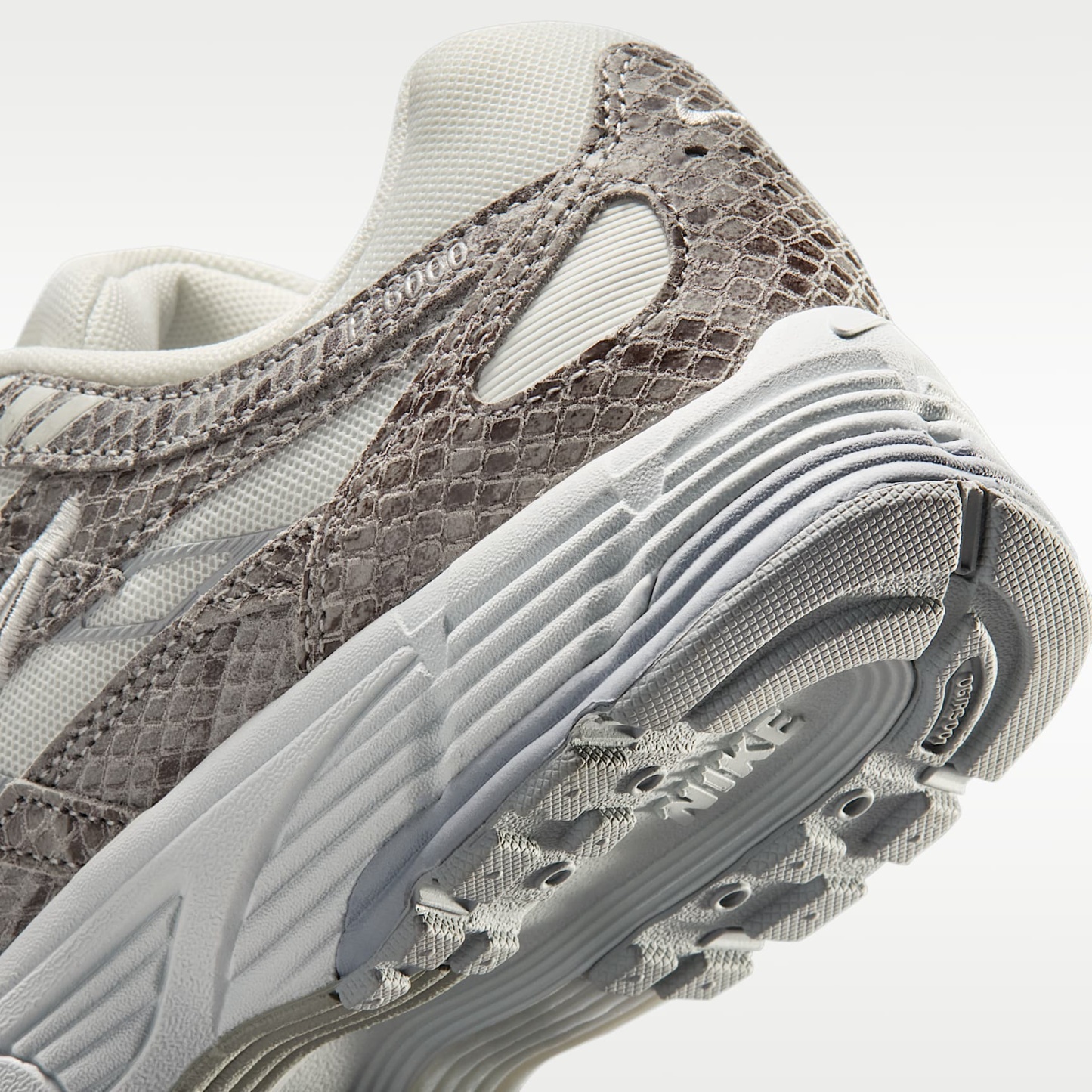 Nike P-6000 SE Schuh (Damen) – Off White/Schwarz/Cool Grey/Metallic Silver