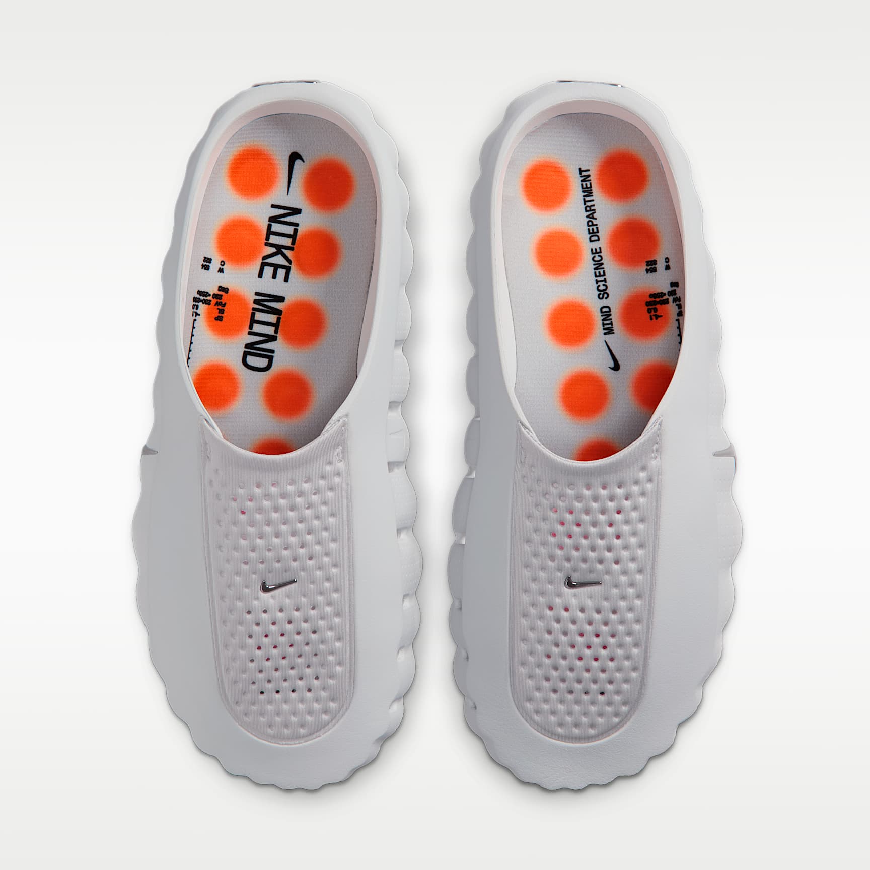 Nike Mind 001 Pregame Mule (Damen) – Light Smoke Grey/Photon Dust/Hyper Crimson/Chrome