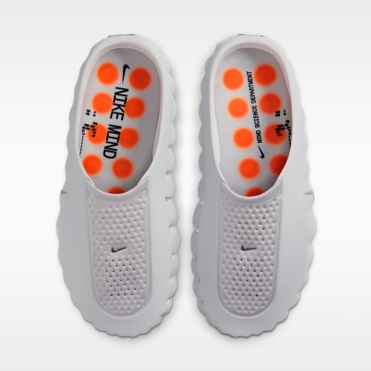 Nike Mind 001 Pregame Mule (Damen) – Light Smoke Grey/Photon Dust/Hyper Crimson/Chrome