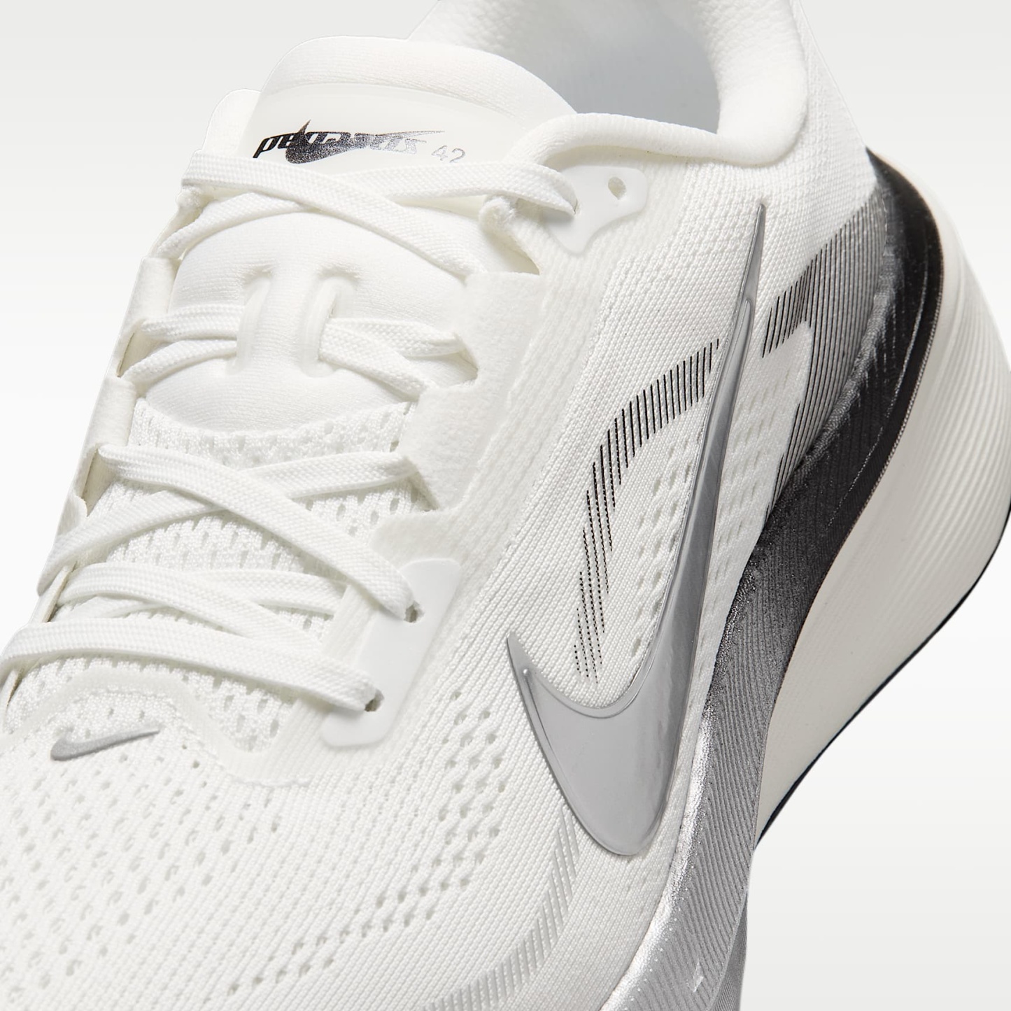 Nike Pegasus 42 Straßenlaufschuh (Damen) – Summit White/Sail/Schwarz/Metallic Silver