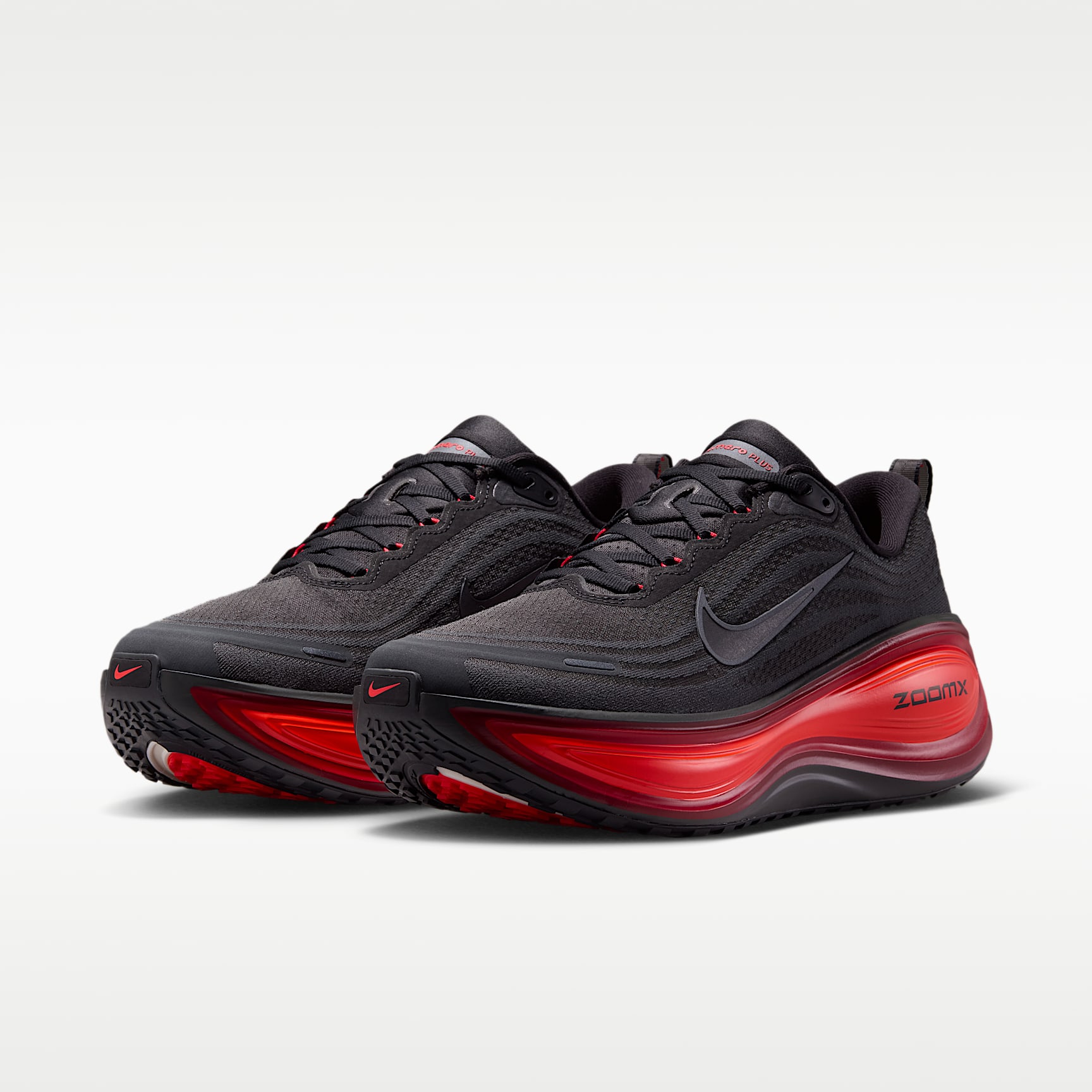 Nike Vomero Plus Straßenlaufschuh (Herren) – Anthracite/Bright Crimson/University Red/Schwarz