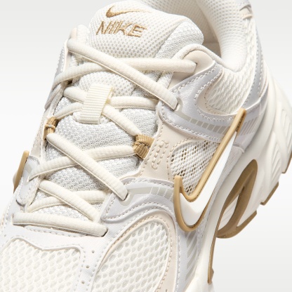 Nike V5 RNR Schuh mit reflektierenden Akzenten (Damen) – Sail/Parachute Beige/Light Orewood Brown/Sail