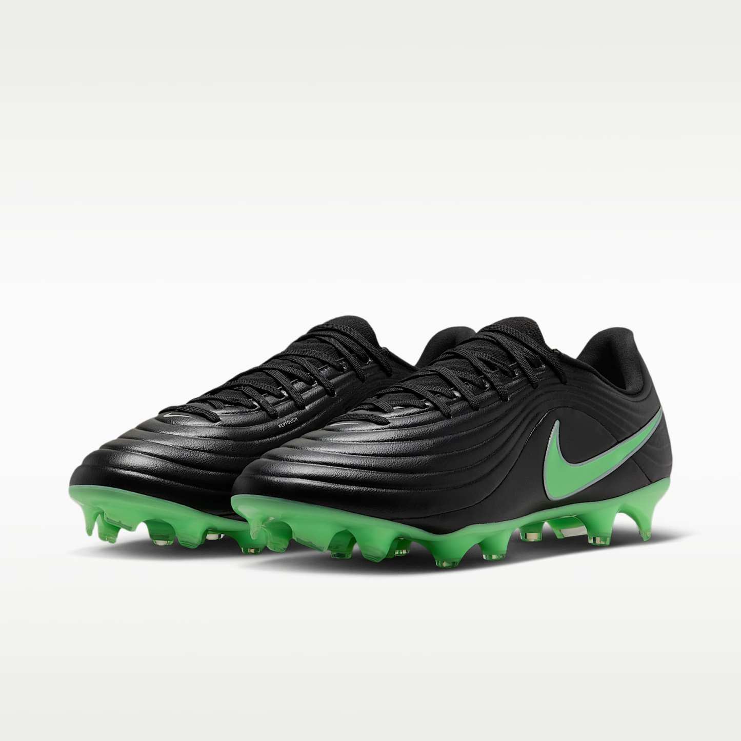 Nike Tiempo Maestro Academy Low Top Fußballschuh für verschiedene Böden – Schwarz/Schwarz/Illusion Green