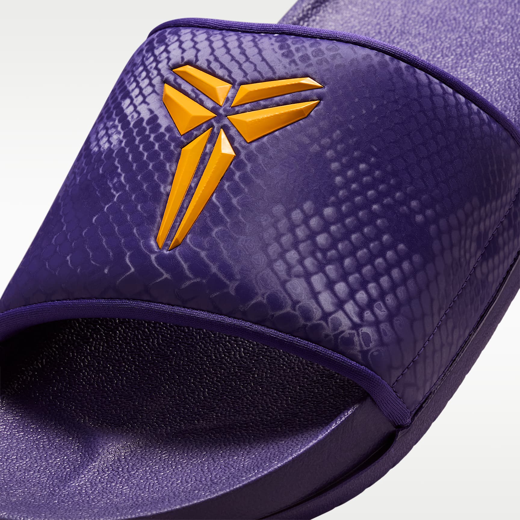 Kobe Offcourt Herren-Slides – Court Purple/University Gold