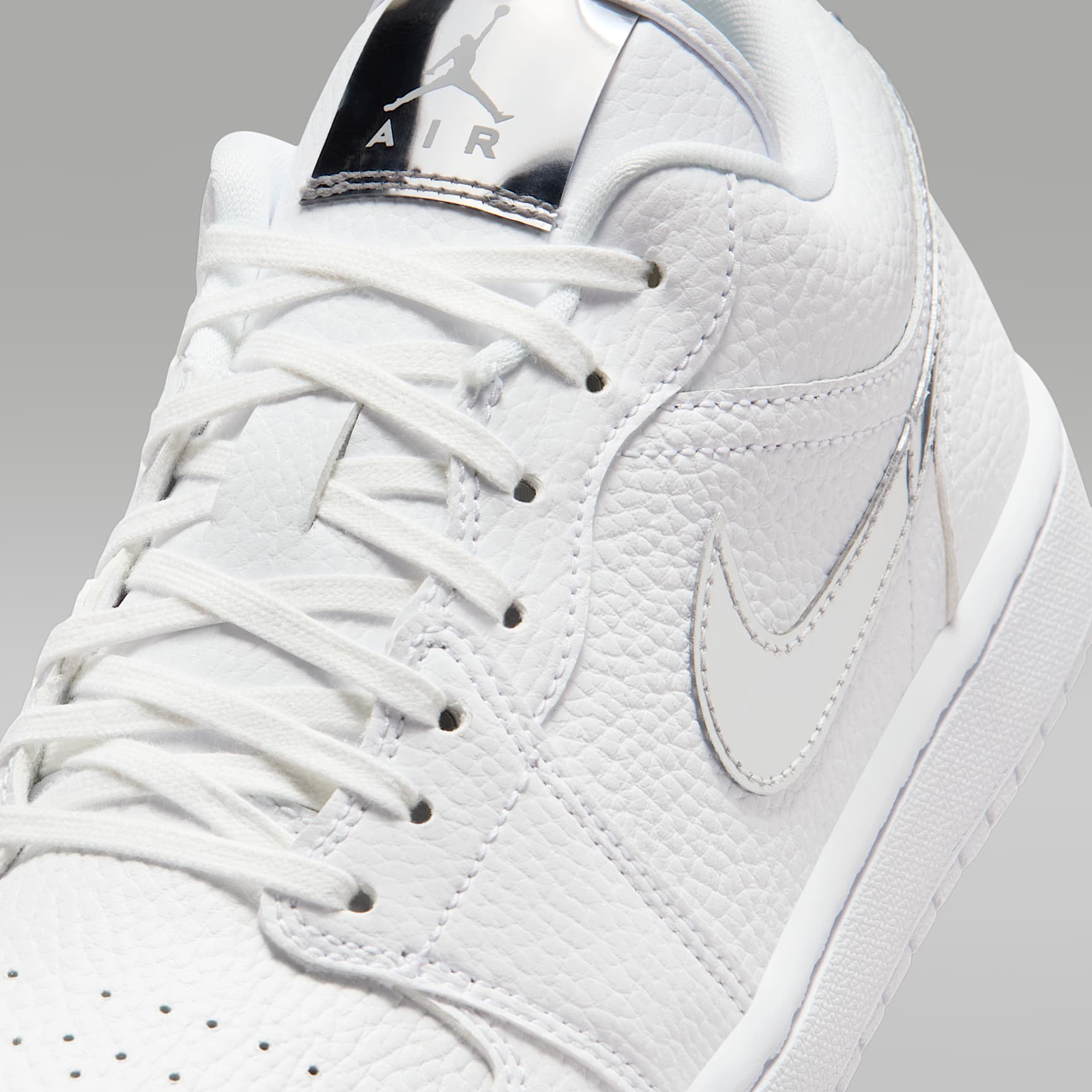 Air Jordan 1 Low SE Damenschuh – Weiß/Weiß/Metallic Silver/Weiß