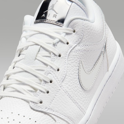 Air Jordan 1 Low SE Damenschuh – Weiß/Weiß/Metallic Silver/Weiß