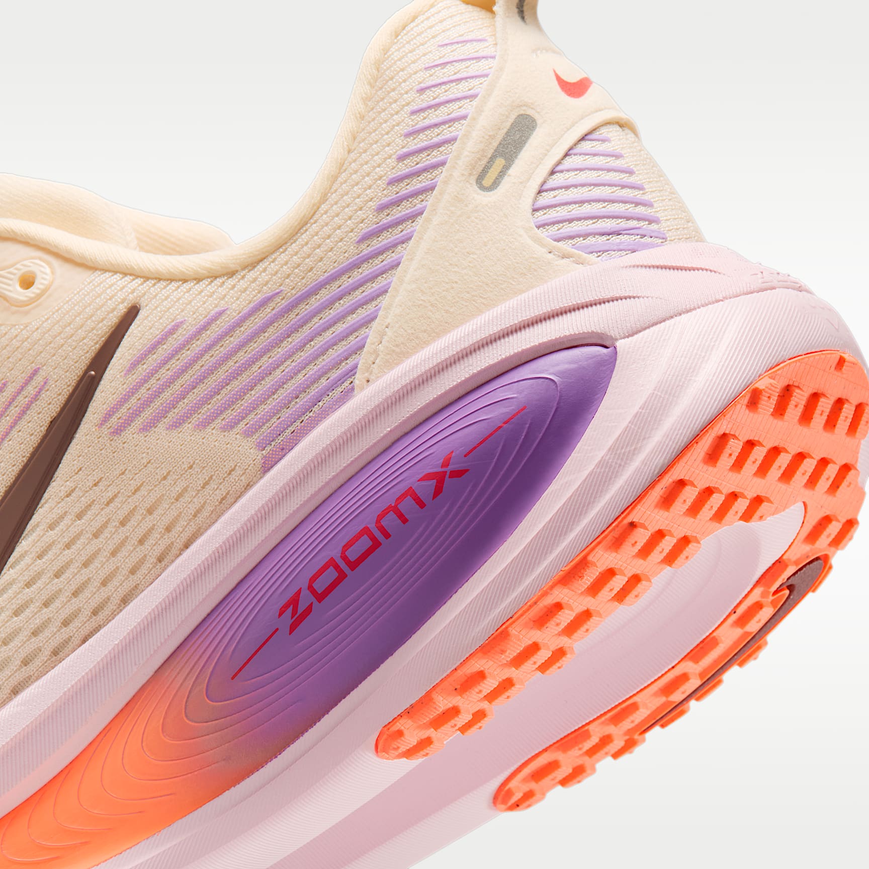Nike Vomero 18 Straßenlaufschuh (Damen) – Chalk/Pink Foam/Bright Violet/Tattoo