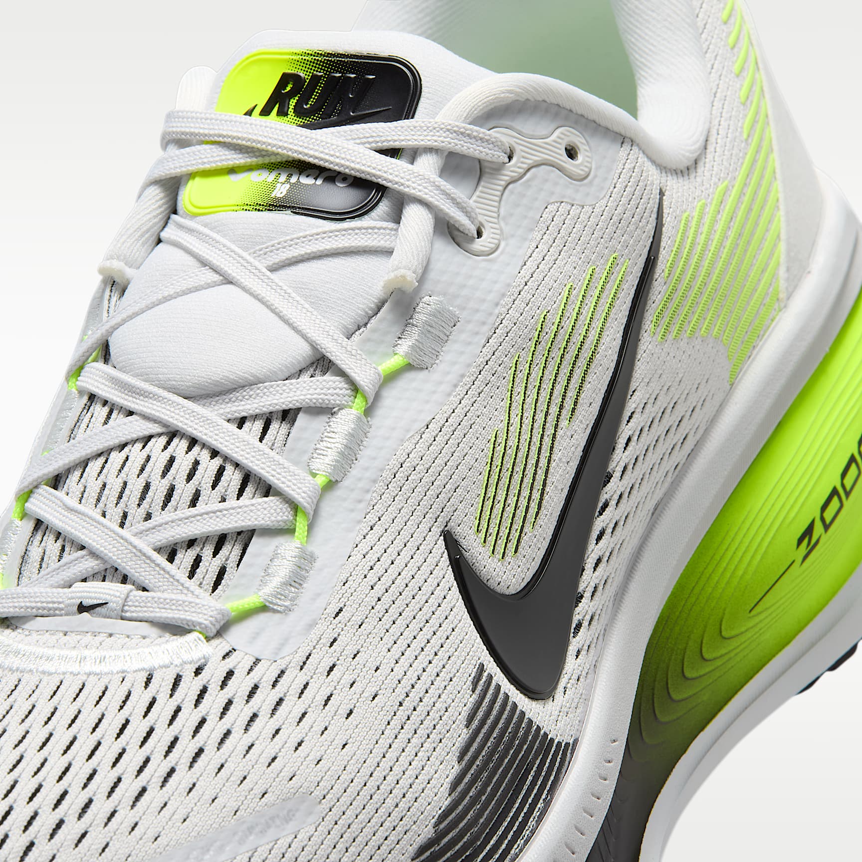 Nike Vomero 18 Straßenlaufschuh (Herren) – Photon Dust/Volt/Schwarz