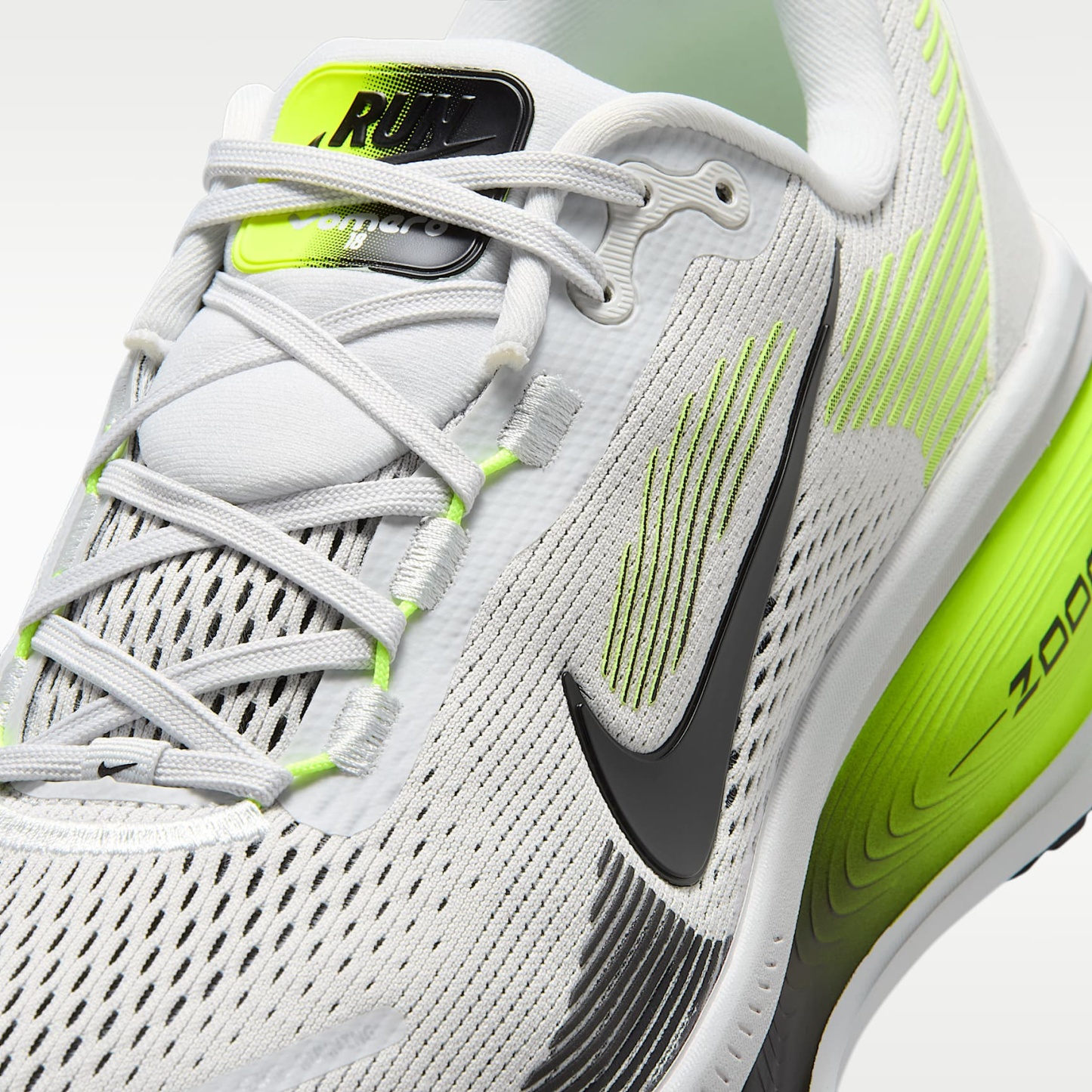 Nike Vomero 18 Straßenlaufschuh (Herren) – Photon Dust/Volt/Schwarz