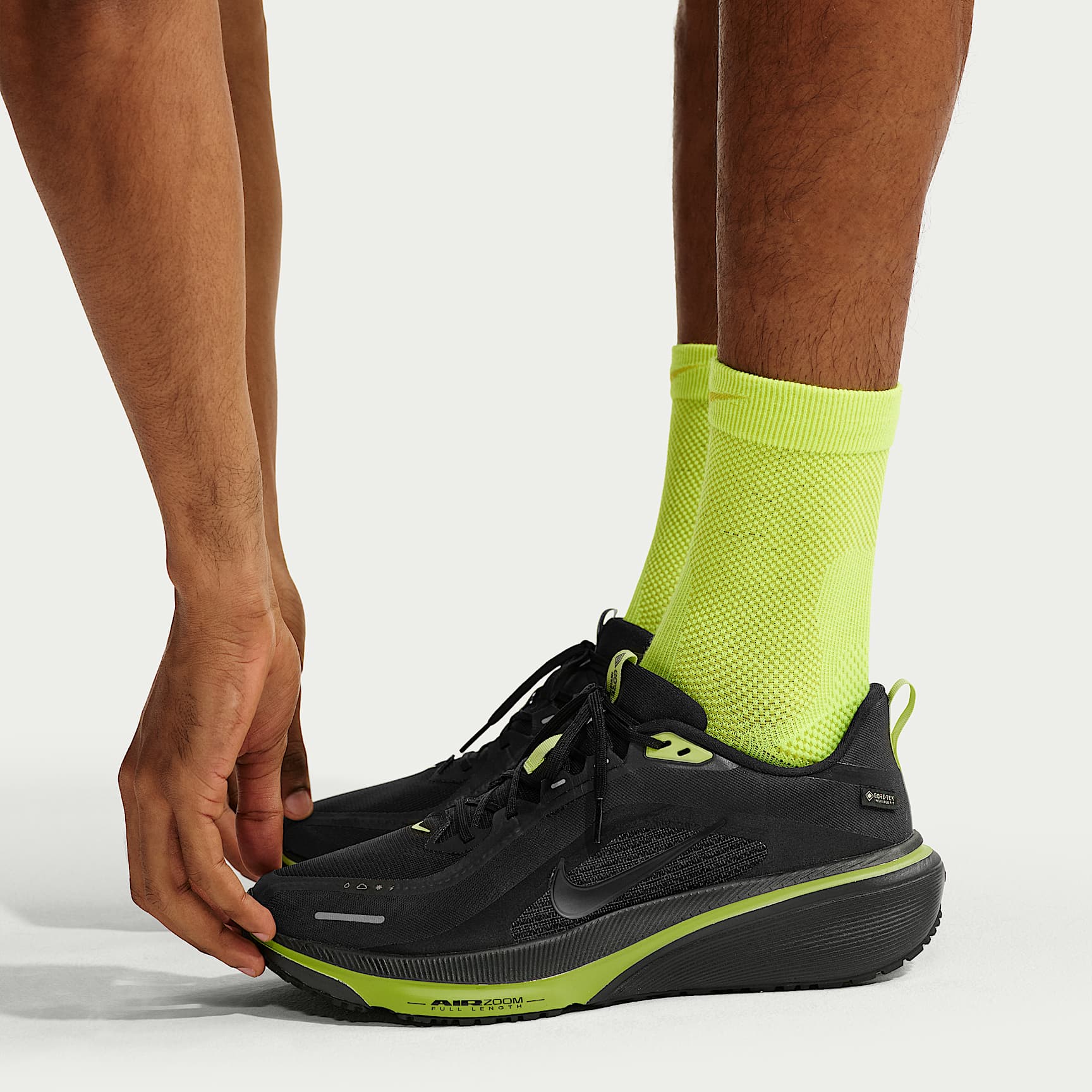 Nike Pegasus 42 GORE-TEX wasserdichter Straßenlaufschuh (Herren) – Schwarz/Lemon Venom/Metallic Dark Grey
