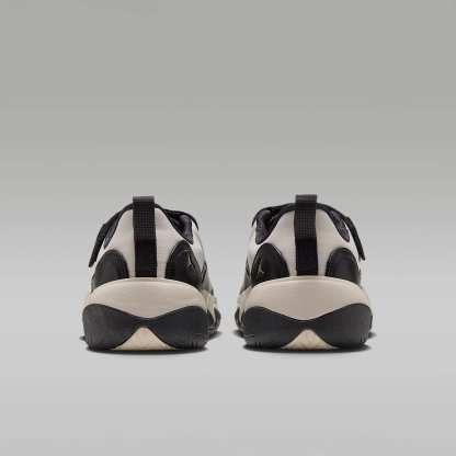 Jordan Pointe Schuh (Damen) – Schwarz/Chalk/Flat Gold Star