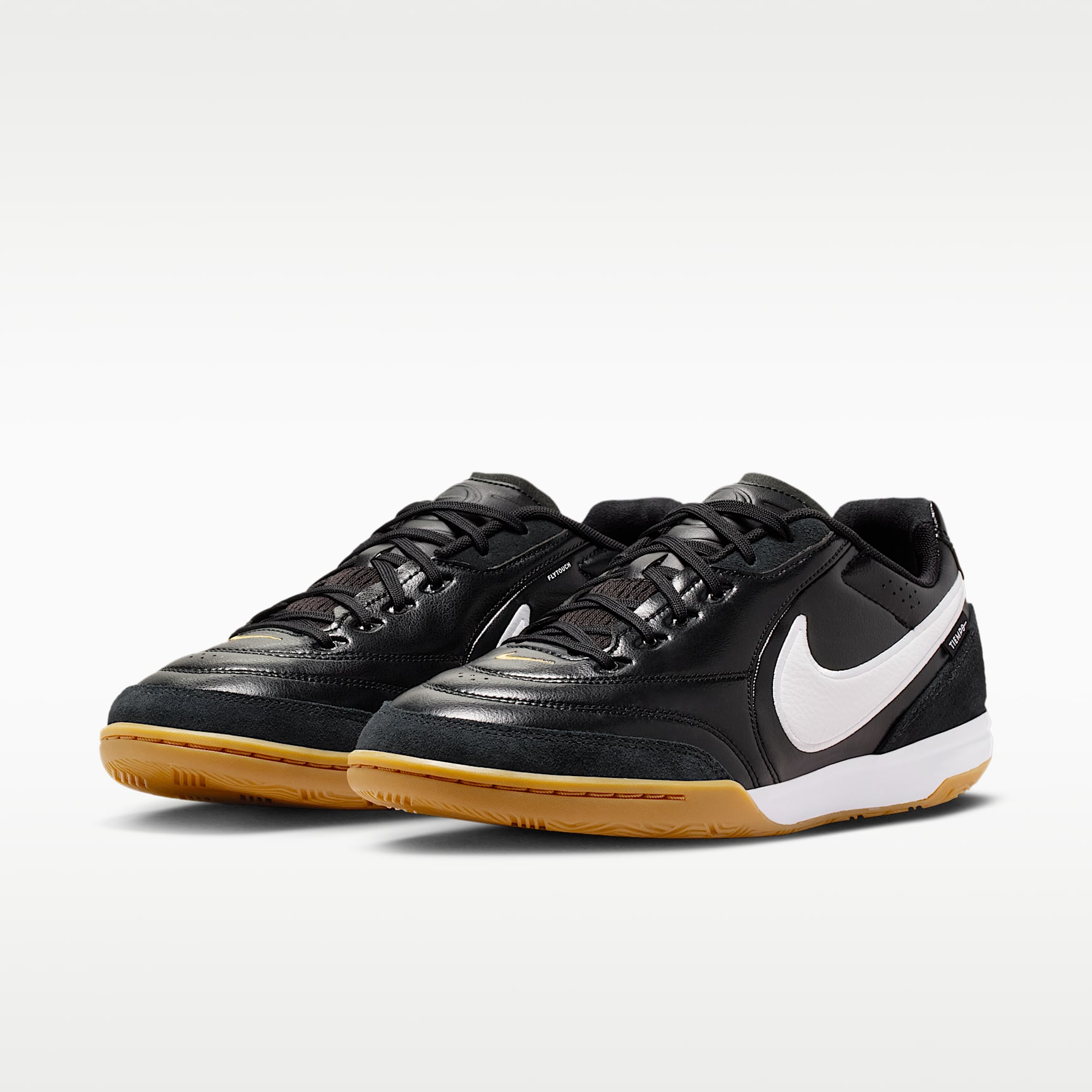 Nike Tiempo Streetgato Low-Top-Fußballschuh für Hallen- und Hartplätze – Schwarz/Weiß