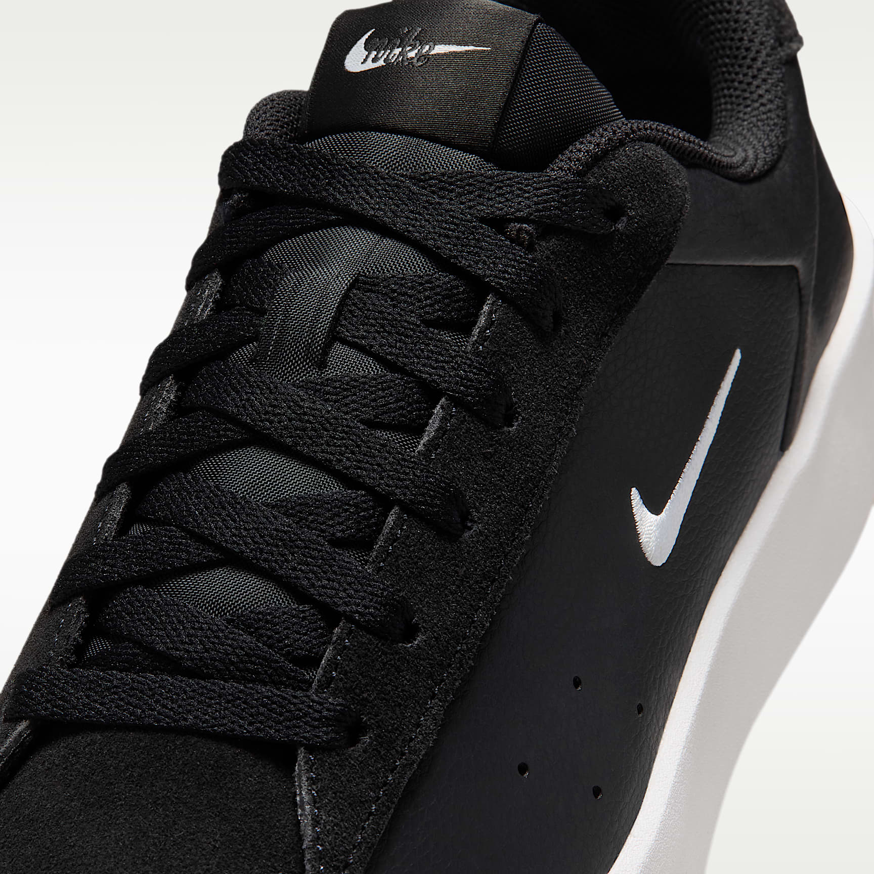 Nike Court Heritage Damenschuh – Schwarz/Schwarz/Weiß