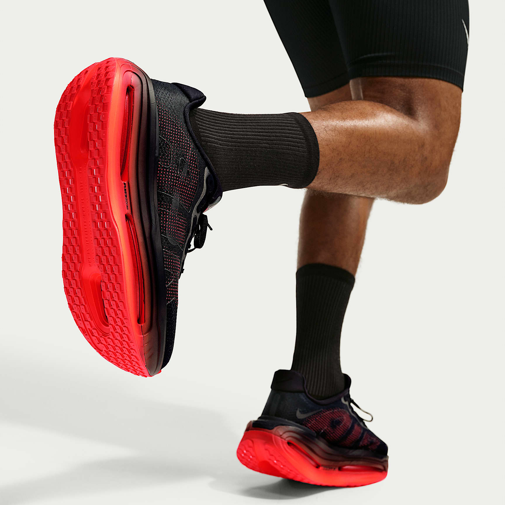 Nike Vomero Premium Straßenlaufschuh (Herren) – Schwarz/Bright Crimson/Schwarz