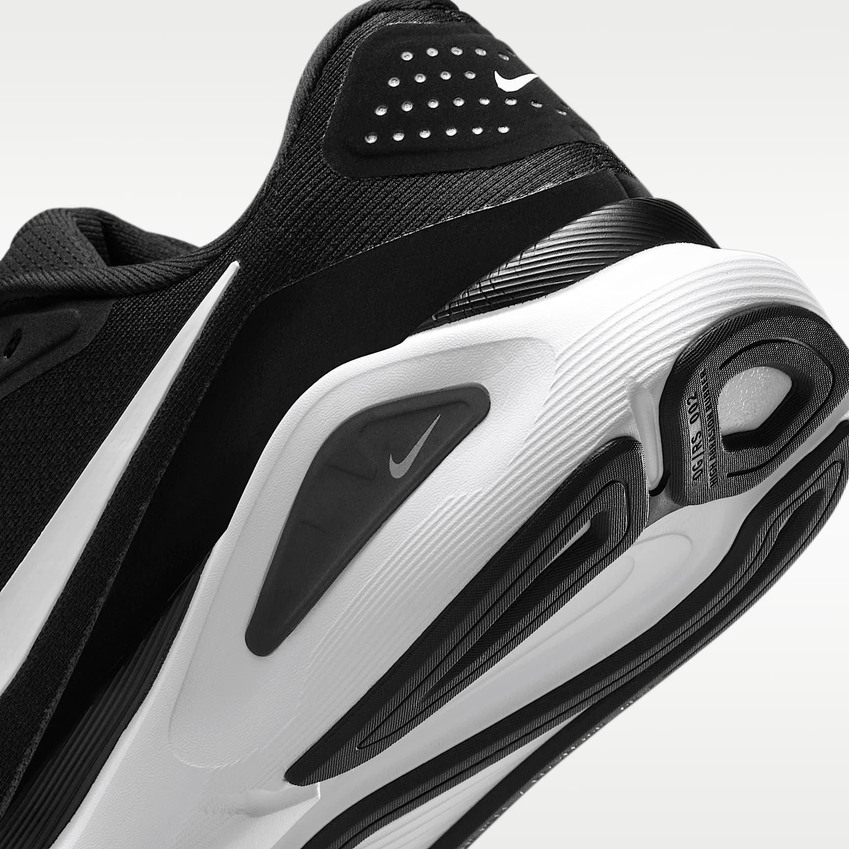 Nike Structure 26 Straßenlaufschuh (Damen) – Schwarz/Cool Grey/Metallic Silver/Weiß