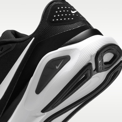 Nike Structure 26 Straßenlaufschuh (Damen) – Schwarz/Cool Grey/Metallic Silver/Weiß