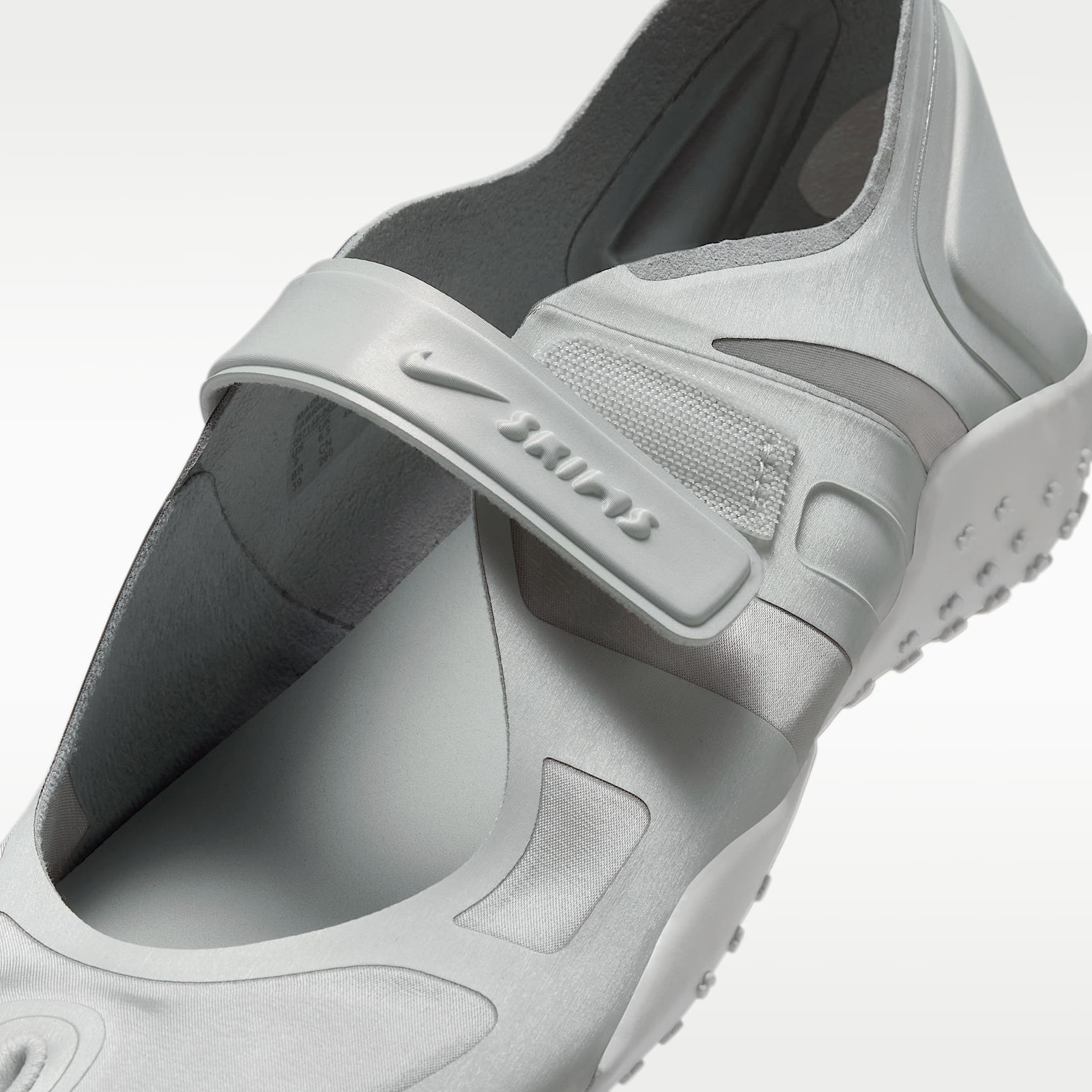 NikeSKIMS Rift Satin Schuh (Damen) – Night Silver/Base Grey/Medium Silver/Night Silver
