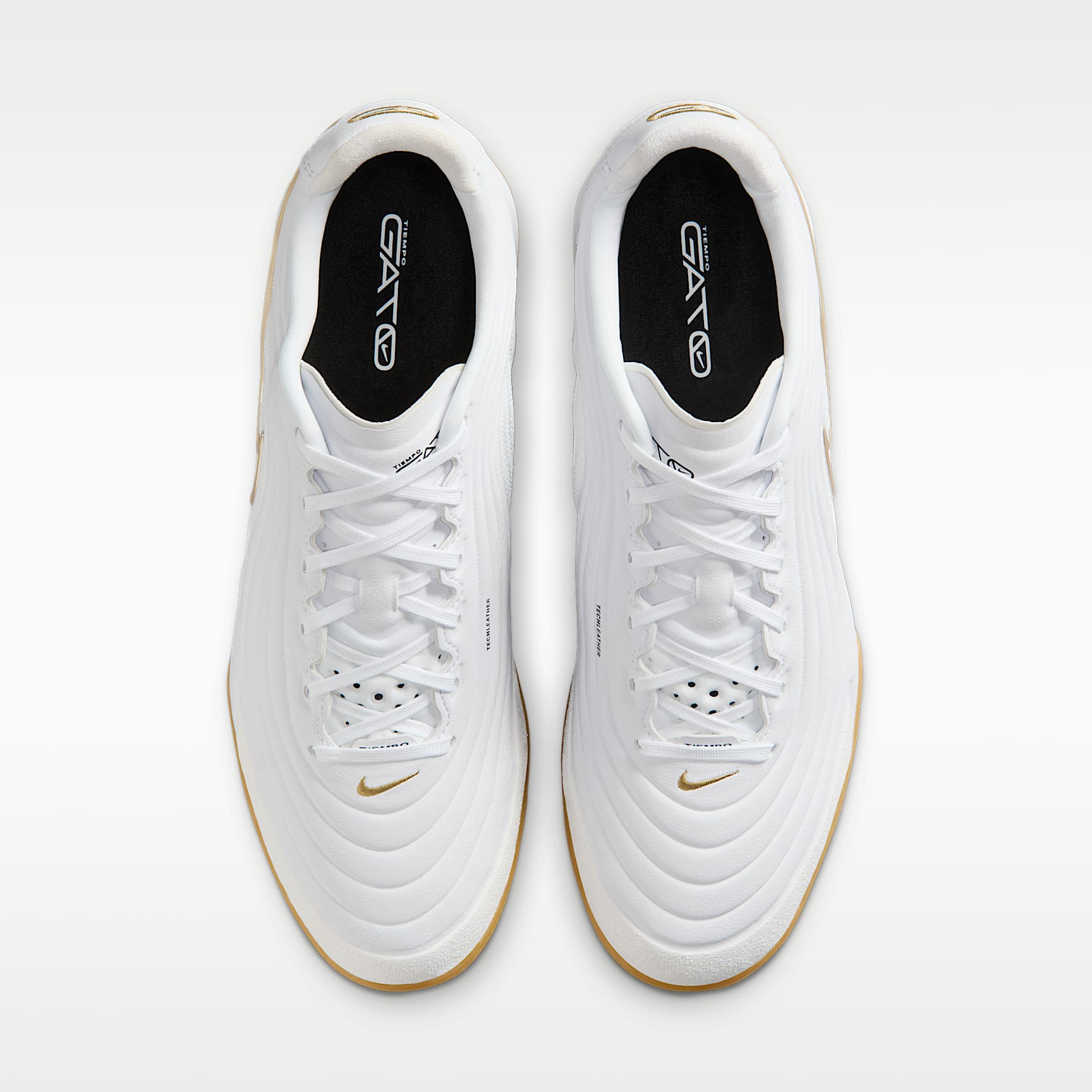 Nike Tiempo Reactgato Low Top Fußballschuh für Hallen- und Hartplätze – Weiß/Metallic Gold