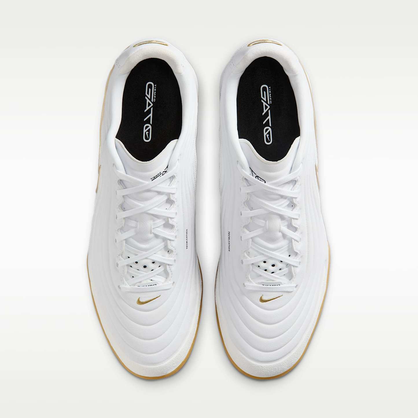 Nike Tiempo Reactgato Low Top Fußballschuh für Hallen- und Hartplätze – Weiß/Metallic Gold