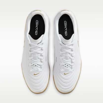 Nike Tiempo Reactgato Low Top Fußballschuh für Hallen- und Hartplätze – Weiß/Metallic Gold
