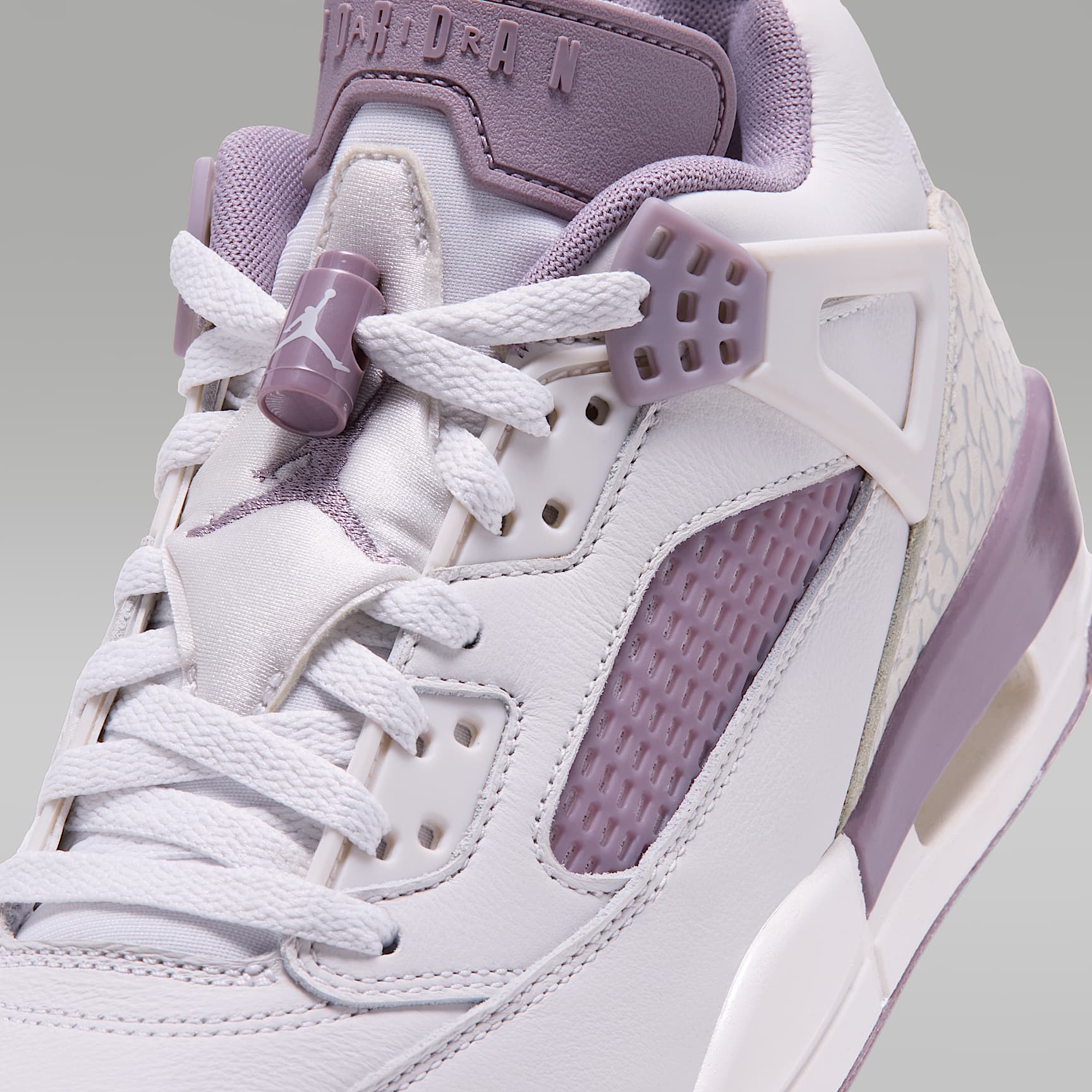 Jordan Spizike Low Schuh (Damen) – Swan/Light Smoke Grey/Purple Smoke