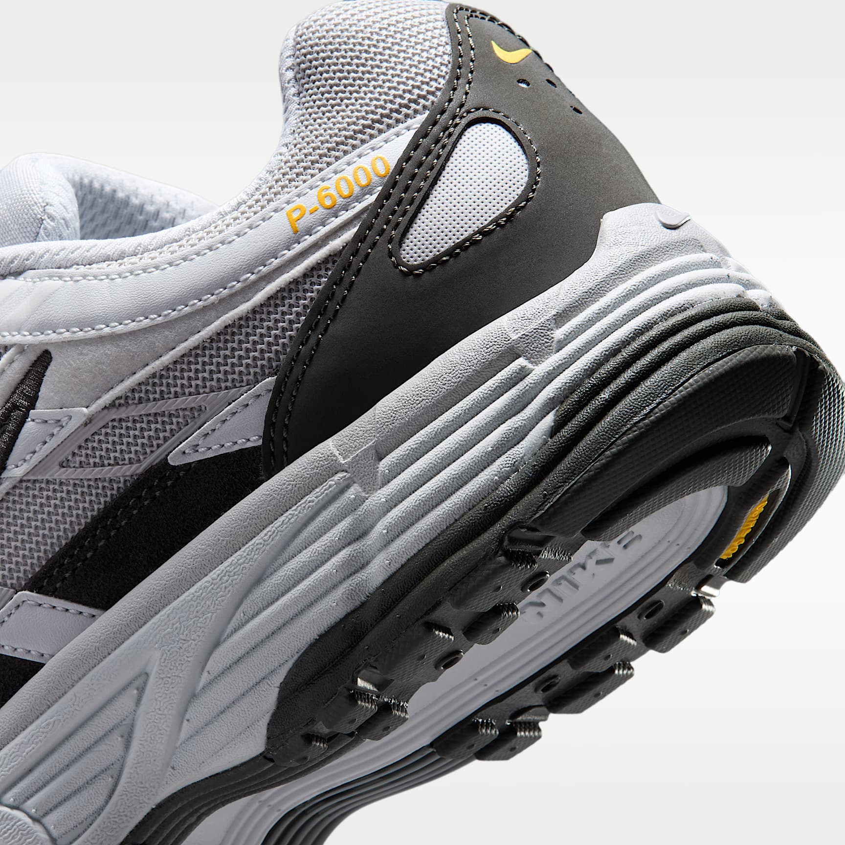 Nike P-6000 Schuh (Herren) – Grey Fog/Photon Dust/Laser Orange/Newsprint