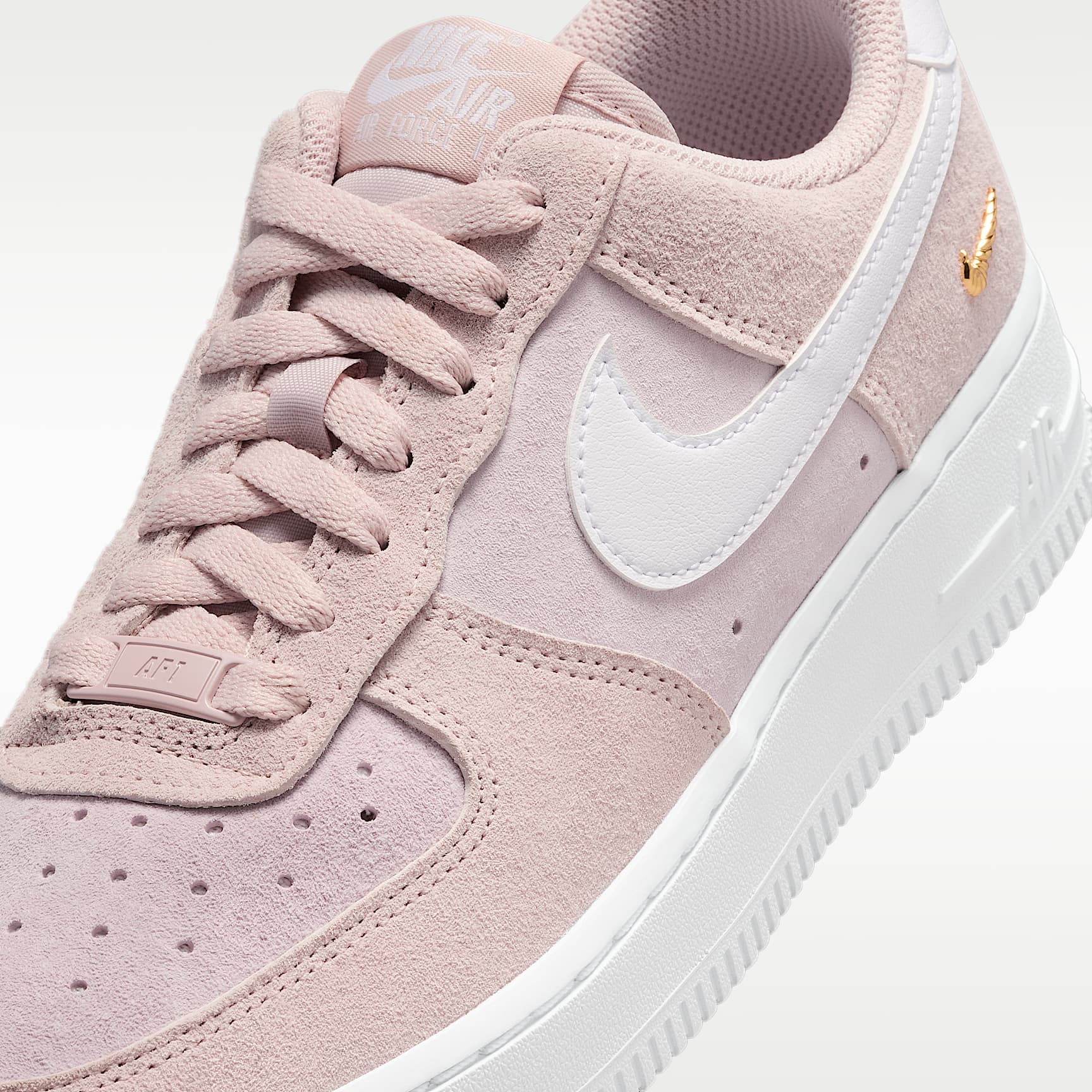 Air Force 1 '07 Low SE Schuh (Damen) – Silt Red/Pink Foam/Metallic Gold/Weiß