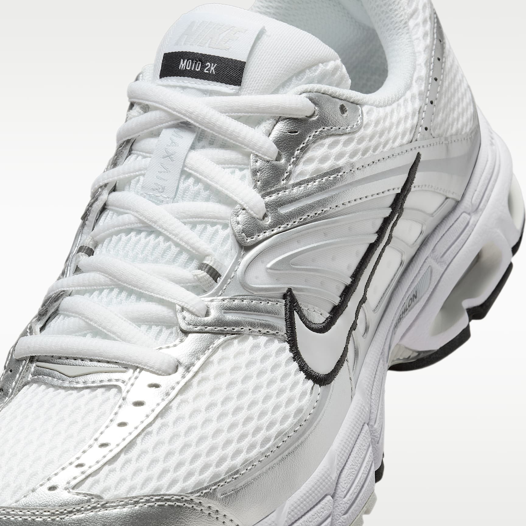 Nike Air Max Moto 2K Schuh mit reflektierenden Akzenten (Damen) – Weiß/Metallic Silver/Schwarz/Photon Dust