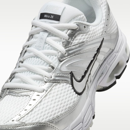 Nike Air Max Moto 2K Schuh mit reflektierenden Akzenten (Damen) – Weiß/Metallic Silver/Schwarz/Photon Dust
