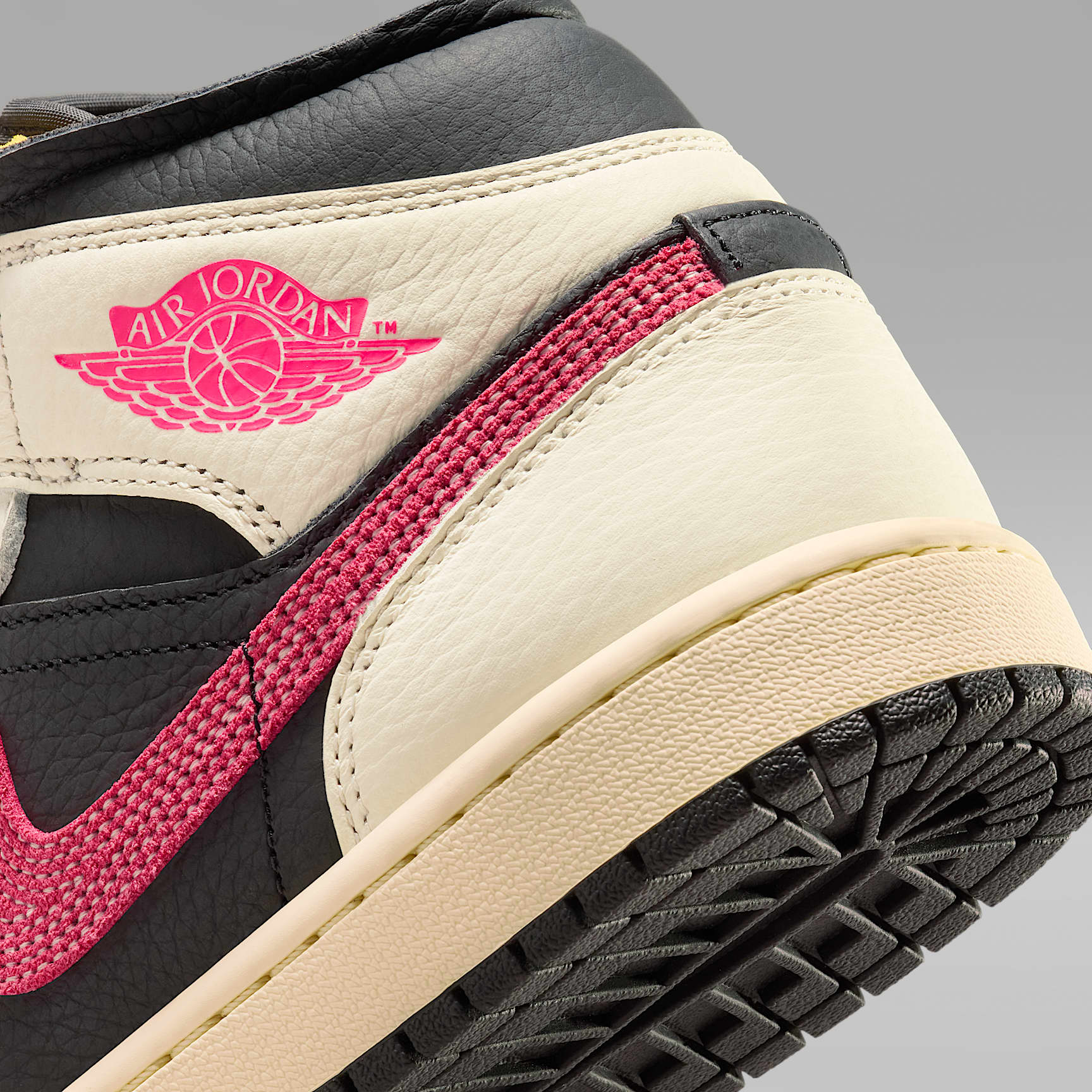 Air Jordan 1 Mid SE Edge Schuh (Damen) – Pale Ivory/Schwarz/Muslin/Racer Pink