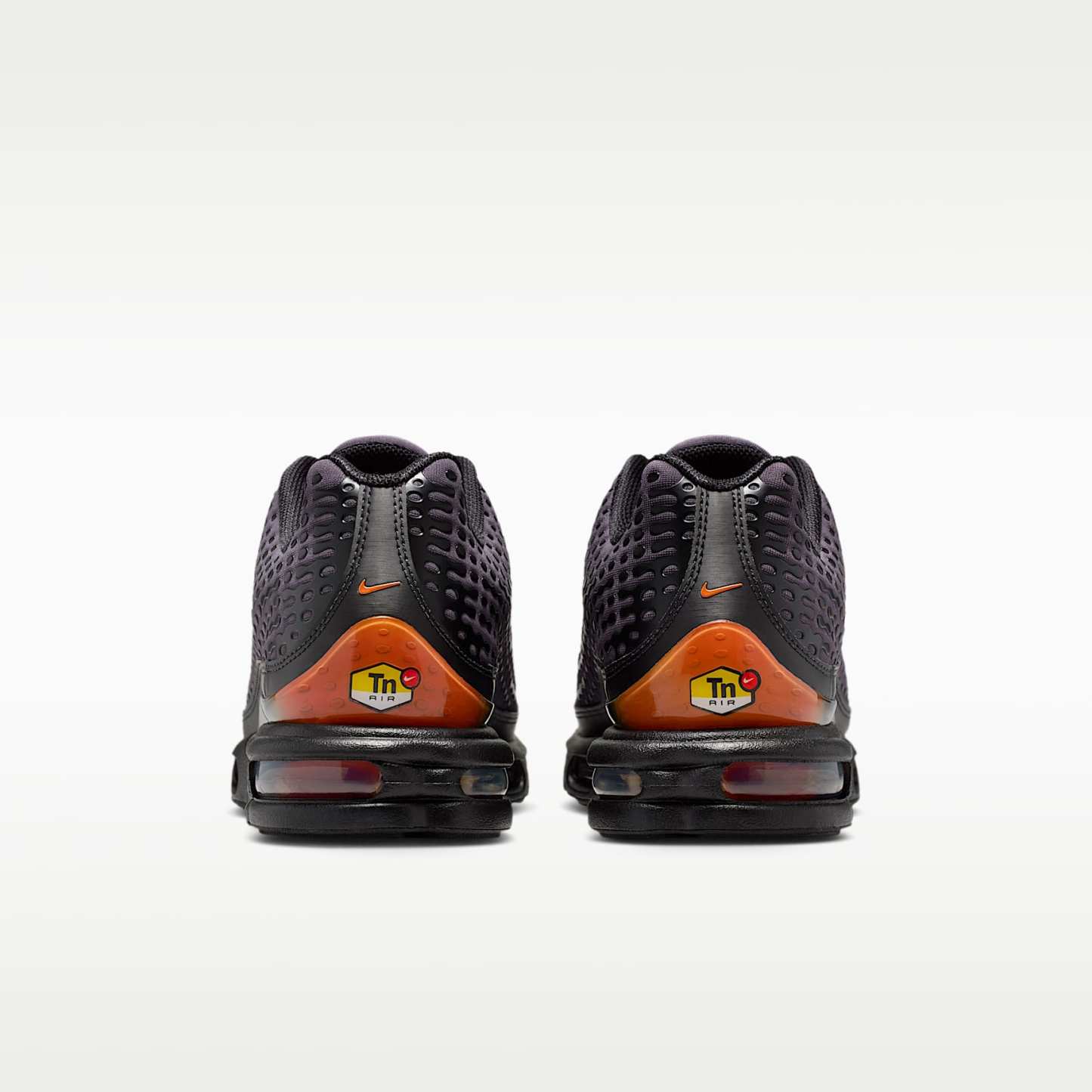 Nike Air Max Plus VII Schuh (Herren) – Schwarz/Medium Ash/Bright Crimson/Dark Copper